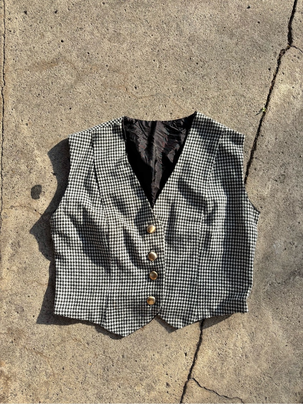 Vintage Plaid Cropped V-neck Houndstooth Button Front Vest in Black & White - Picture 5 of 10